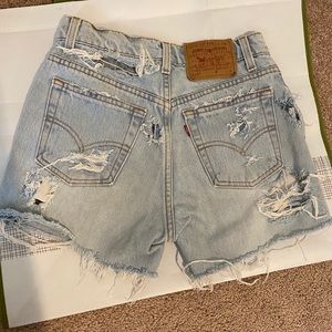 HiRise Distressed Levi’s shorts 💙